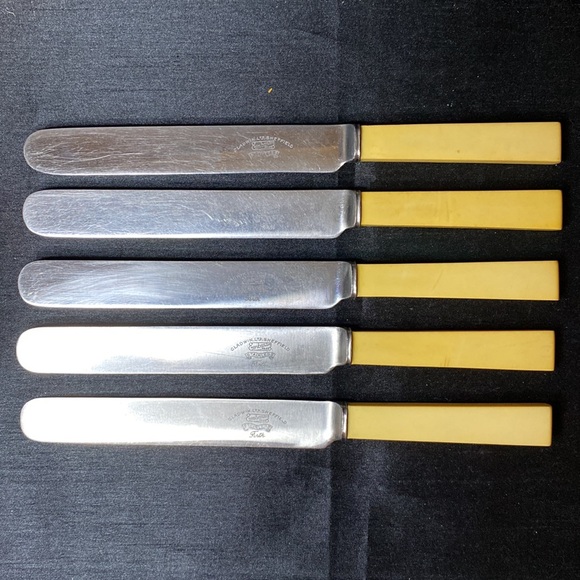 Vintage Stainless Steel Table Knives with Bakelite Handles - Picture 5 of 8